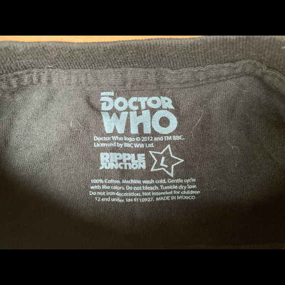 Dr. Who T-shirt Featuring 11 Doctors 💙RARE💙 - Picture 3 of 3